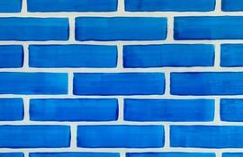 Muestra de ladrillos pintados en tonos azules, dispuestos uniformemente, en un ambiente sin personajes presentes.