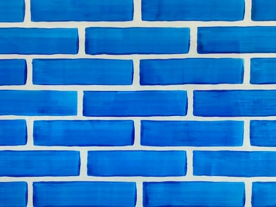 Muestra de ladrillos pintados en tonos azules, dispuestos uniformemente, en un ambiente sin personajes presentes.