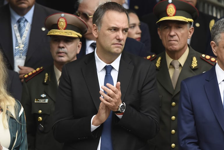 Viajes, propiedades y criptomonedas: claves del escándalo 'Adorni' en el Gobierno de Milei - Mundo