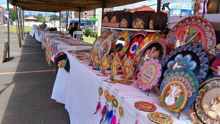 Los relojes de ñandutíes se mostraron como una novedosa opción en la exposición de ñandutíes.