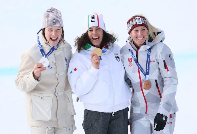 Prodio de la modalidad Super G del esquí alpino, con la medalla de plata la francesa Romane Miradoli (i), con la de oro la italiana Federica Brignone (c) y la de bronce para austriaca Cornelia Huetter.