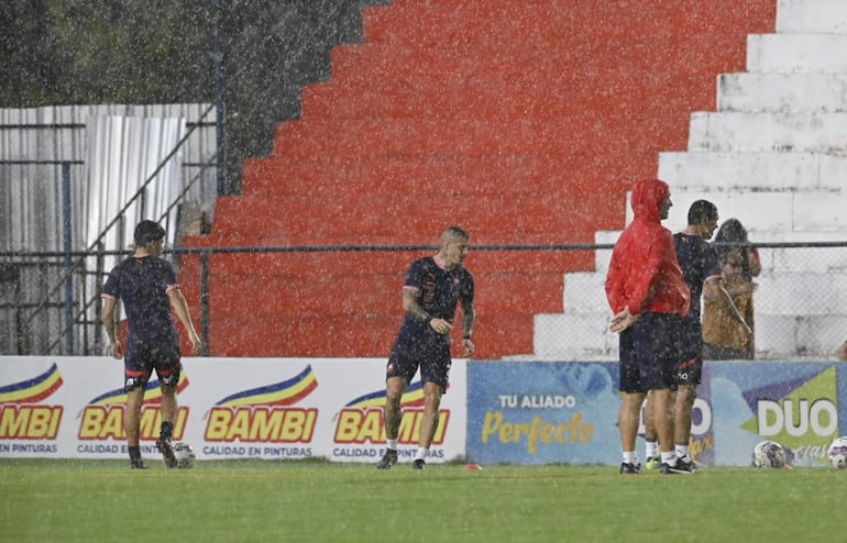 Los jugadores de Cerro Porteño realizan la entrena en calor en la previa del partido contra General Caballero por la octava fecha del torneo Apertura 2025 del fútbol paraguayo en el estadio Ka'arendy, en Juan León Mallorquín, Paraguay.