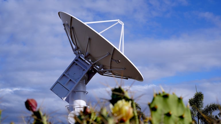 Radiotelescopio que explora el universo en busca de señales extraterrestres y comunicación alienígena, imagen ilustrativa.