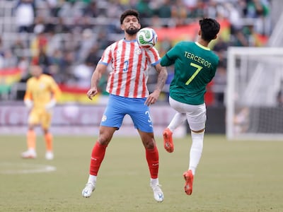 El zaguero de la selección paraguaya, Omar Alderete se queda con el esférico ante el intento del delantero de Bolivia, Miguel Terceros. (@Albirroja)