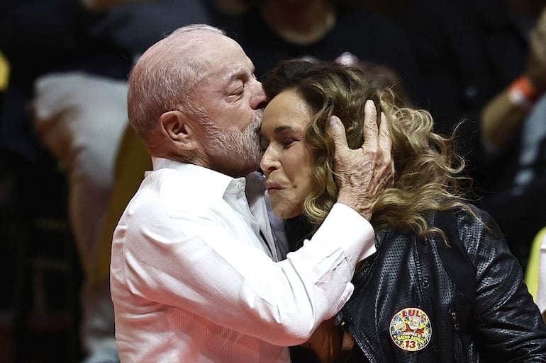 El presidente y candidato a la reelección de Brasil, Luiz Inácio Lula da Silva, da un beso a la cantante brasileña Daniela Mercury durante el evento 'Cultura con Lula' en la Fundación Progreso este miércoles, en Rio de Janeiro (Brasil). 