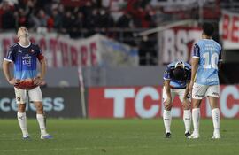 El volante Jorge Morel, el lateral Blas Riveros y el atacante Cecilio Domínguez se lamentan luego de consumarse la eliminación de Cerro Porteño en los octavos de final de la Copa Libertadores, frente a Estudiantes de La Plata.