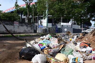La Municipalidad de Asunción no recogió la basura que quedó en inmediaciones del Defensores del Chaco tras la disputa del partido entre Olimpia y Nacional.