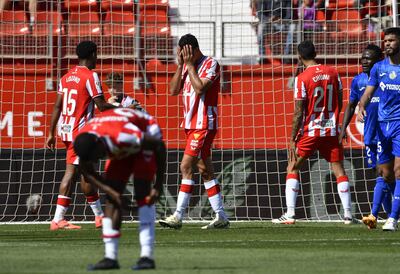 El jugador de la U.D. Almería Marc Pubill (c) tras fallar una ocasión ante la portería del Getafe, en el partido de LaLiga este sábado en el Power Horse Stadium de Almería.