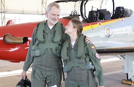 El rey Felipe VI y la princesa Leonor han realizado un vuelo juntos, pilotando cada uno un avión Pilatus PC-21, en la Academia General del Aire y del Espacio de San Javier (Murcia) dentro de la formación militar de la heredera de la Corona. (EFE/ Casa De S.M. El Rey)