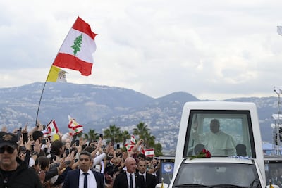 El líder de la iglesia Católica recorre las calles de Beirut, en Líbano. 