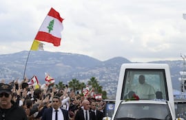 El líder de la iglesia Católica recorre las calles de Beirut, en Líbano.