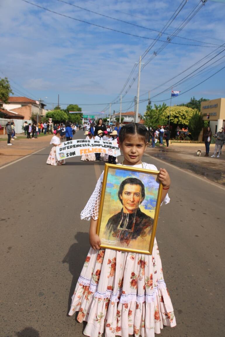 Los más pequeños cautivaron al público durante el desfile, presentándose con hermosos trajes típicos paraguayos que resaltaron la cultura y tradición.