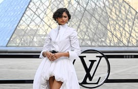 La actriz Zendaya posando divina a su llegada al desfile de moda de la colección de prêt-à-porter femenina otoño/invierno 2026-2027 de Louis Vuitton como parte de la Semana de la Moda Femenina de París. (JULIEN DE ROSA / AFP)