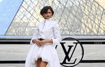 La actriz Zendaya posando divina a su llegada al desfile de moda de la colección de prêt-à-porter femenina otoño/invierno 2026-2027 de Louis Vuitton como parte de la Semana de la Moda Femenina de París. (JULIEN DE ROSA / AFP)
