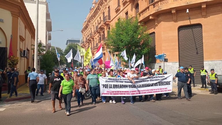 Cientos de personas participan de la marcha en contra de la reforma de la Caja Fiscal planteada por el Poder Ejecutivo.