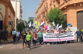 Cientos de personas participan de la marcha en contra de la reforma de la Caja Fiscal planteada por el Poder Ejecutivo.