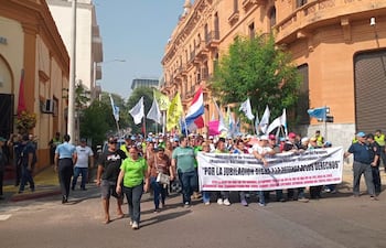 Cientos de personas participan de la marcha en contra de la reforma de la Caja Fiscal planteada por el Poder Ejecutivo.