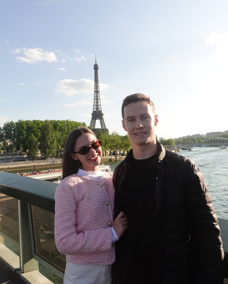Joshua Durksen y Anneke Rahn posando felices y enamorados a orillas del río Sena.