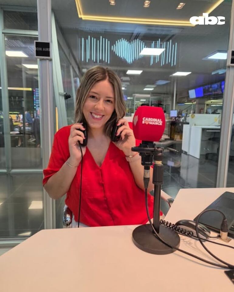 Denise Hutter conduce La Incondicional por Cardinal Romance. (Instagram/Cardinal Romance)