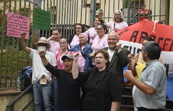 Pacientes protestan frente al Ministerio de Salud.