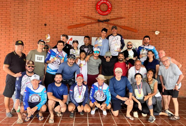 Todos los campeones en una foto luego de la excelente regata en la Bahía de Asunción. 
