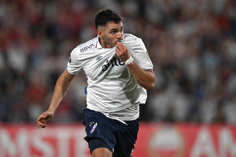 Nacional de Jorge Bava recupera la memoria y asalta el liderato del Grupo B