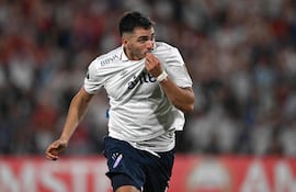 El delantero de Nacional, Maxi Gómez, celebra tras anotar el primer gol de su equipo durante el partido de fútbol de la fase de grupos de la Copa Libertadores entre Nacional de Uruguay y Deportes Tolima de Colombia, en el estadio Gran Parque Central en Montevideo.