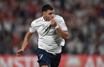 El delantero de Nacional, Maxi Gómez, celebra tras anotar el primer gol de su equipo durante el partido de fútbol de la fase de grupos de la Copa Libertadores entre Nacional de Uruguay y Deportes Tolima de Colombia, en el estadio Gran Parque Central en Montevideo.
