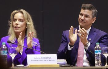 El presidente Santiago Peña junto a la primera dama de la Nación, Leticia Ocampos de Peña.