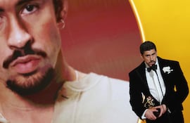 Bad Bunny recibe el premio al Mejor Álbum de Música Urbana por "DeBÍ TiRAR MáS FOToS".