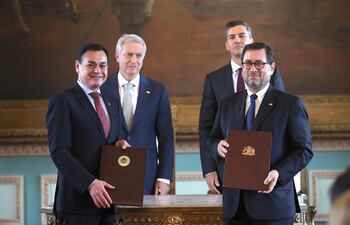 - De izquierda a derecha el canciller de Paraguay, Rubén Ramírez, el presidente de Chile, José Antonio Kast, el presidente de Paraguay, Santiago Peña y el canciller de Chile, Francisco Pérez, posan durante la firma de acuerdos de cooperación este miércoles en Asunción (Paraguay). EFE/ Juan Pablo Pino