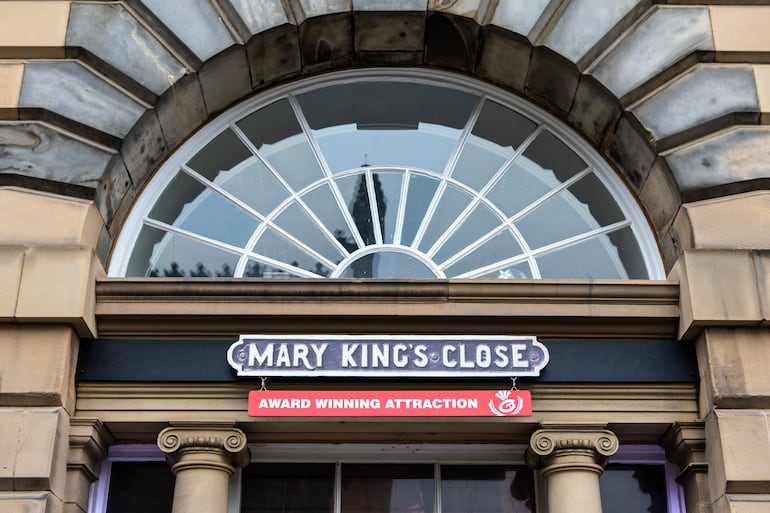 Cartel de la atracción turística Mary King’s Close, en la ciudad de Edimburgo, Escocia.