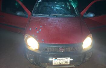 Así quedó el vehículo del indigena Lidio Benítez, atacado anoche por hombre armados en un asentamiento de Corpus Christi