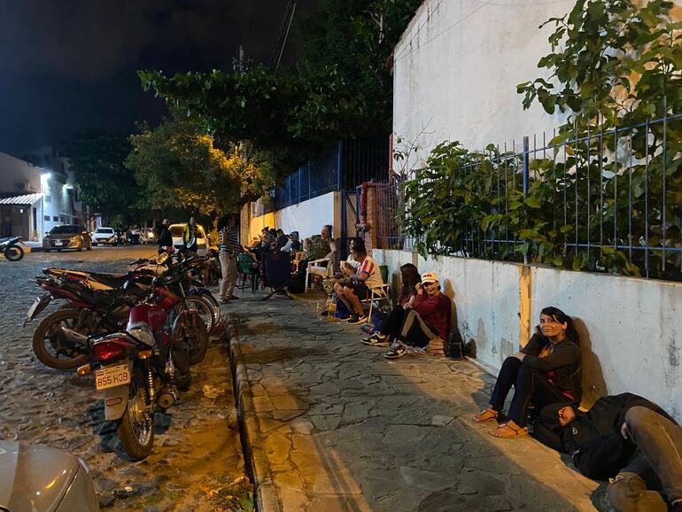 En la Escuela Básica República Oriental del Uruguay, en Asunción, algunos padres están formando fila durante toda la noche para inscribir a sus hijos.