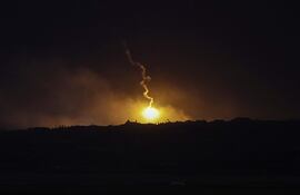 Una bengala lanzada por el ejército israelí sobre el norte de Gaza se observa desde Kfar Aza, al sur de Israel.