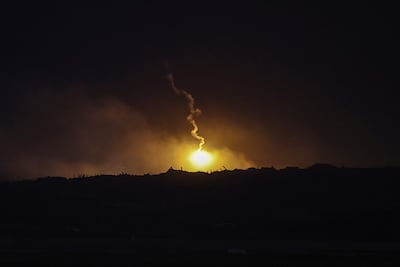 Una bengala lanzada por el ejército israelí sobre el norte de Gaza se observa desde Kfar Aza, al sur de Israel.