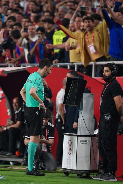El uso del VAR sigue generando controversias en el fútbol.