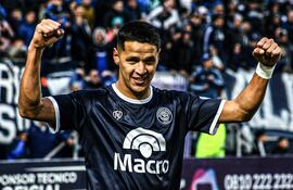 Alex Arce viene cumpliendo una destacada actuación en la segunda división del fútbol argentino.