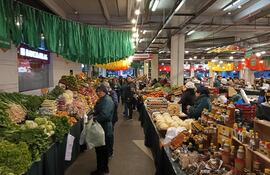 Los clientes encuentran variedades de productos para llevar a la mesa o consumirlos en el lugar.