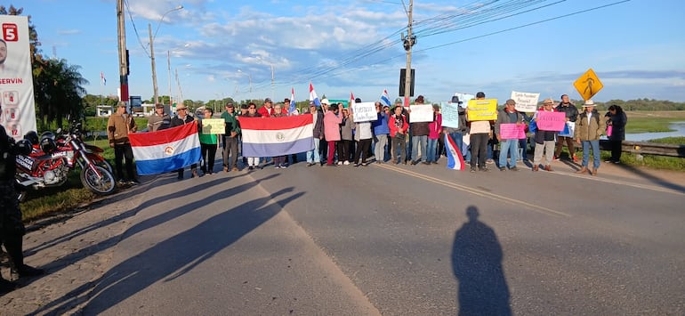 Un grupo de adultos mayores cierran el puente sobre el arroyo Ñeembucú.