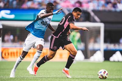 El paraguayo Diego Gómez, futbolista del Inter Miami, pelea el balón en un partido frente al Charlotte por la Major League Soccer.
