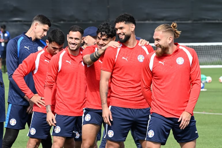 La selección se prepara para enfrentarse a Australia: Isidro Pitta, Omar Alderete, Gustavo Gómez, Junior Alonso y Orlabndo Gille en el juego recreatifivo de la mañana.
