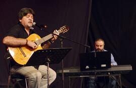El cantante Ricardo Flecha y el pianista Óscar Fadlala ofrecerán hoy un concierto íntimo en el Teatro Municipal “Ignacio A. Pane”.