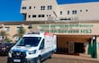 Ambulancia blanca en el Pronto Socorro HSJ, equipada para emergencias, en un entorno urbano tranquilo.