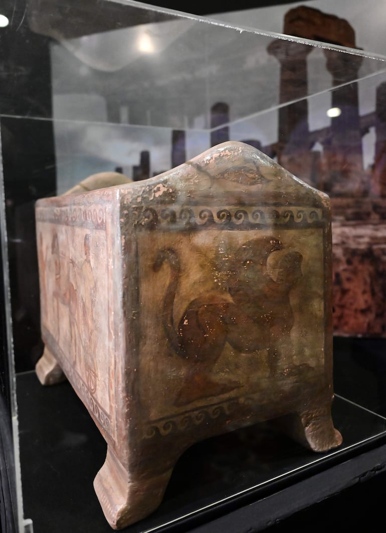 Urna funeraria etrusca del siglo V a.C. Originaria de la Necrópolis de Cerveteri, Italia. En ella se muestran representaciones de cuatro mitos griegos como el rapto de Europa por Zeus metamorfoseado en toro; Pegaso, el caballo alado de Perseo y las esfinges.
