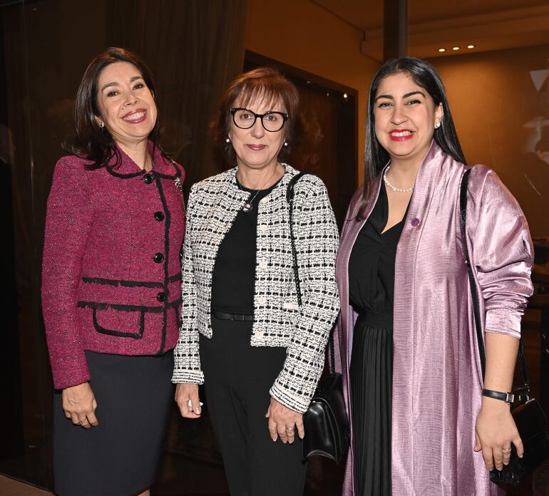 Fabiola Recalde, Adriana de Cabello y Carola de Castaños.