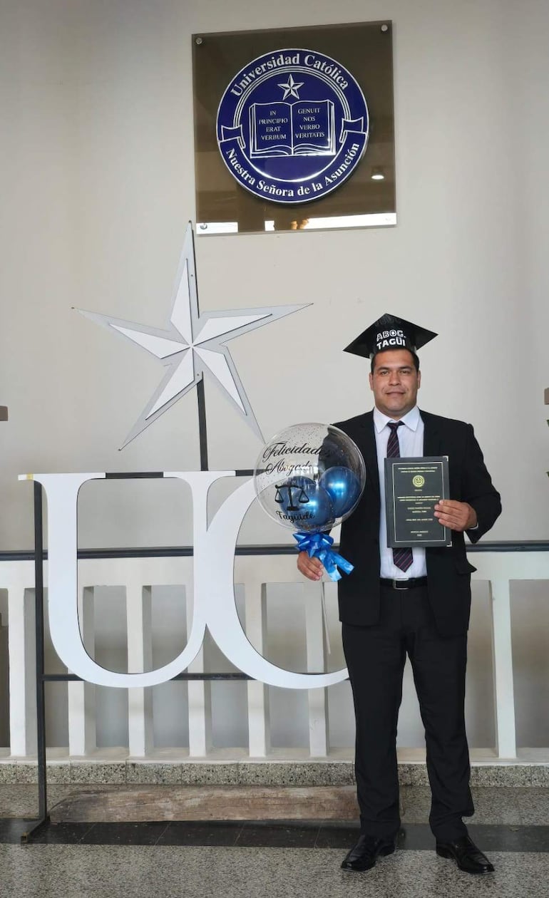 Tagüide Picanerai en la ceremonia de egreso de la carrera de Derecho en la Universidad Católica de Asunción, el 25 de noviembre del 2025.