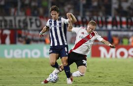 AMDEP3293. ASUNCIÓN (PARAGUAY), 05/03/2025.- Franco Mastantuono (d) de River disputa el balón con Matías Galarza de Talleres este miércoles, en un partido de la final de la Supercopa Internacional entre River Plate y Talleres en el estadio La Nueva Olla en Asunción (Paraguay). EFE/ Juan Pablo Pino