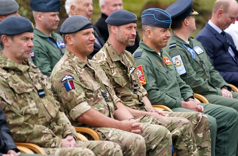 El príncipe de Gales observando el desfile del 85.º aniversario durante una visita a la base aérea de RAF Valley en Anglesey, en el noroeste de Gales. (Dominic Lipinski / POOL / AFP)