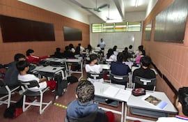 Estudiantes del nivel medio del CNC en una sala de clases en el ex Colegio Virgen del Rosario.